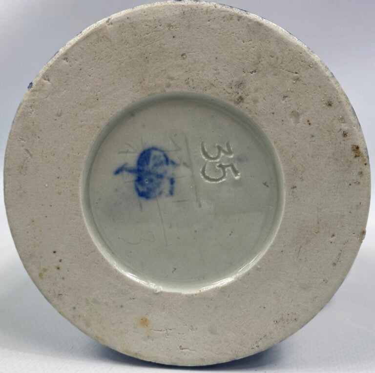 CHINE, XXe siècle - Lot comprenant deux assiettes en porcelaine à décor blanc b…