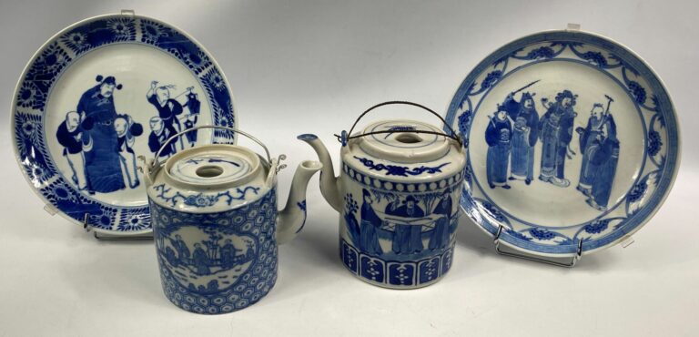 CHINE, XXe siècle - Lot comprenant deux assiettes en porcelaine à décor blanc b…