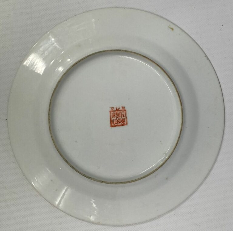 CHINE, XXe siècle - Lot comprenant Guanyin en blanc de Chine (restauration), va…