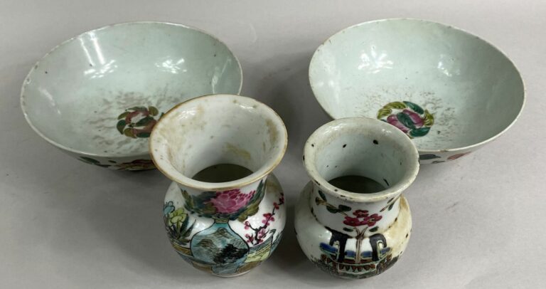 CHINE, XXe siècle - Lot de porcelaines émaillées comprenant deux bols à décor d…