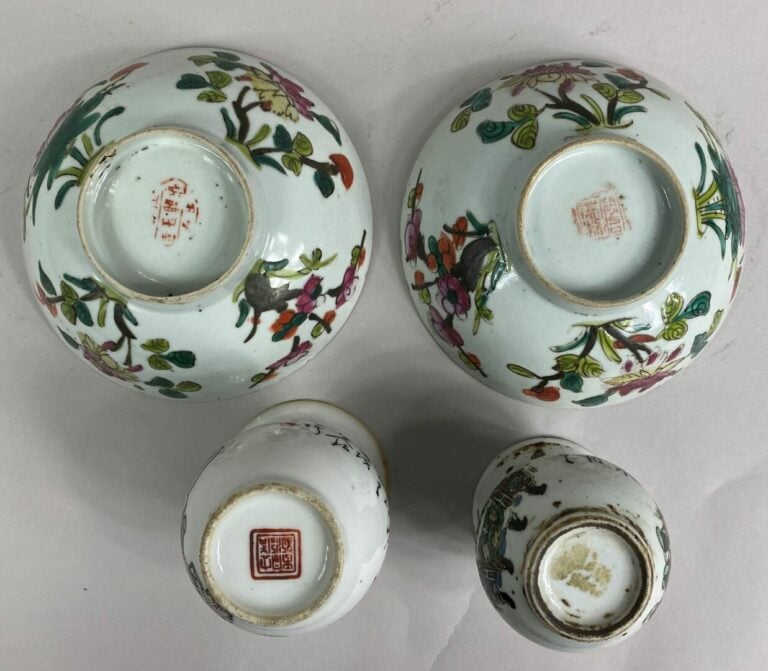 CHINE, XXe siècle - Lot de porcelaines émaillées comprenant deux bols à décor d…