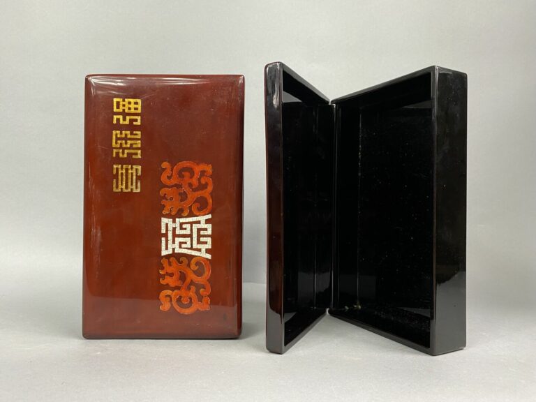 CHINE, XXe siècle - Paire de boîtes en bois laqué noir et rouge avec incrustati…