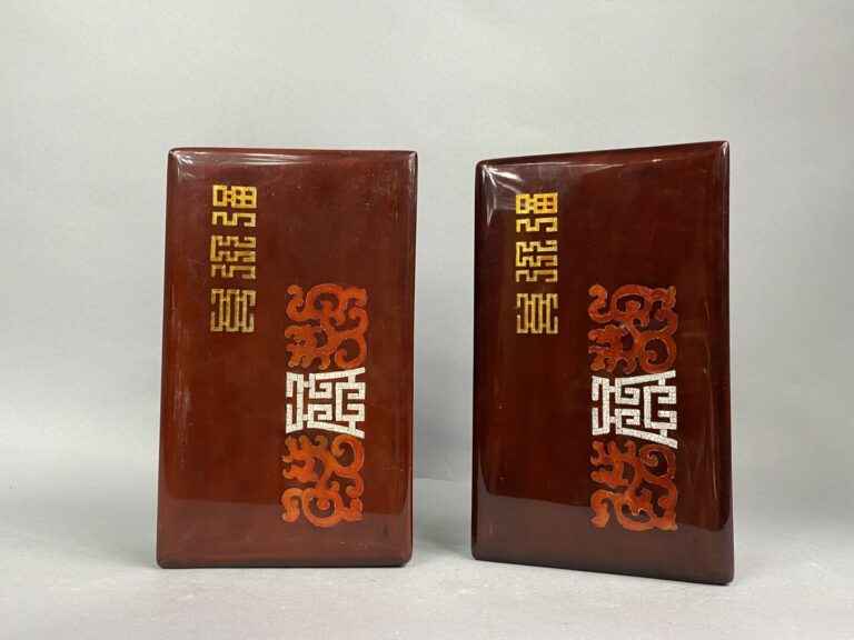 CHINE, XXe siècle - Paire de boîtes en bois laqué noir et rouge avec incrustati…