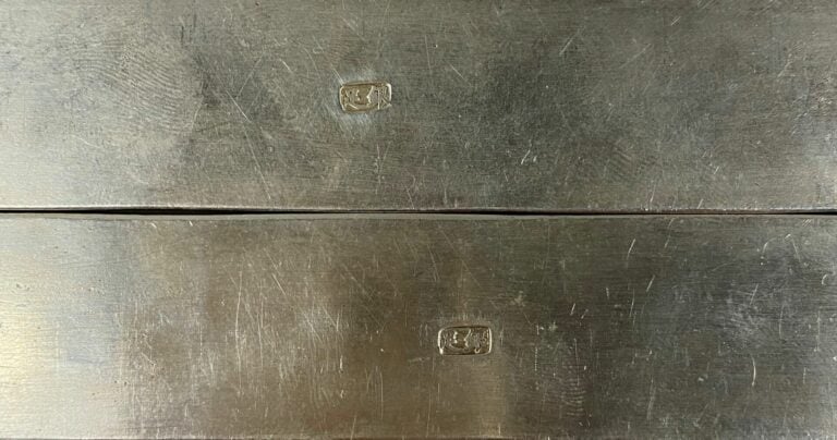 CHINE, XXe siècle - Paire de deux plaques en métal argenté ciselées lisses et r…