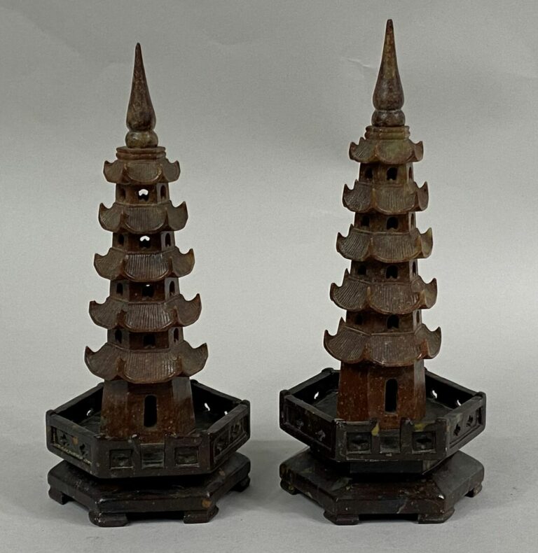 CHINE, XXe siècle - Paire de pagodes en pierre de lard sculptée fixée sur leur…