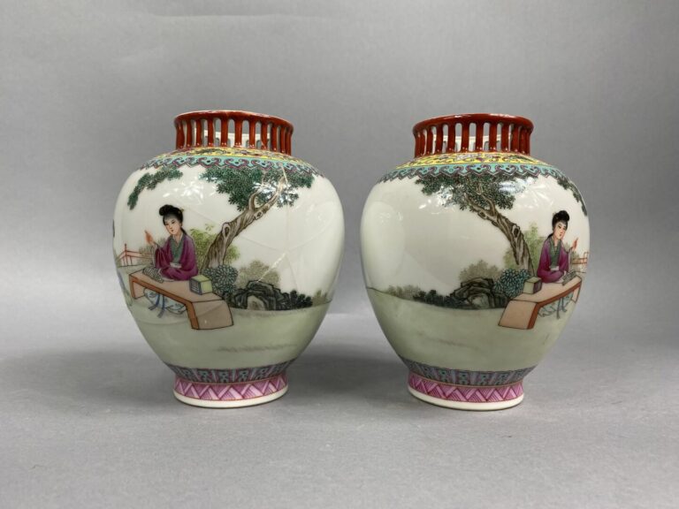 CHINE, XXe siècle - Paire de petits vases balustres en porcelaine à décor en ém…