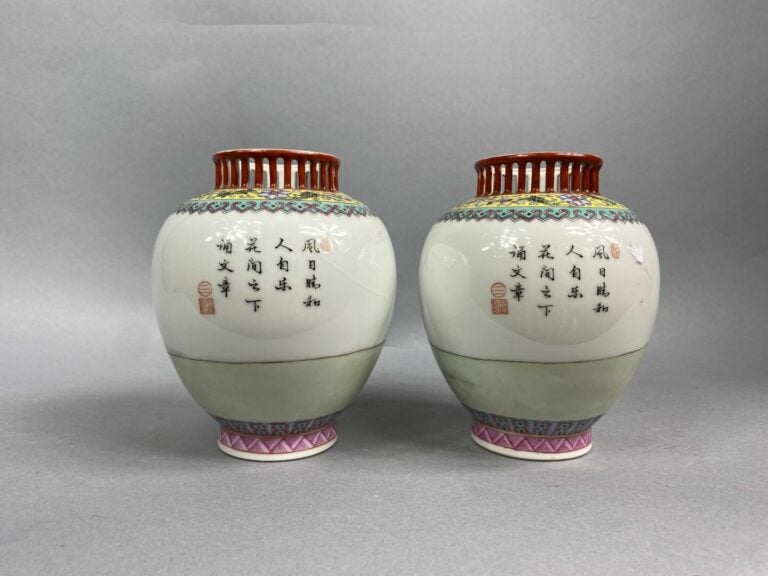 CHINE, XXe siècle - Paire de petits vases balustres en porcelaine à décor en ém…