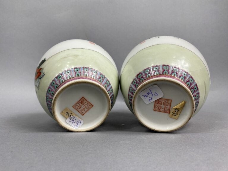 CHINE, XXe siècle - Paire de petits vases balustres en porcelaine à décor en ém…