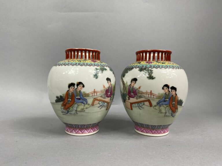 CHINE, XXe siècle - Paire de petits vases balustres en porcelaine à décor en ém…