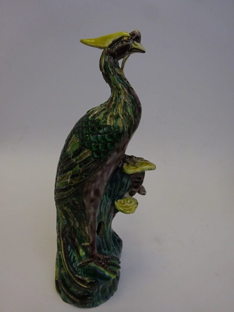 CHINE, XXe siècle - Paire de phénix stylisés en porcelaine émaillée polychrome,…