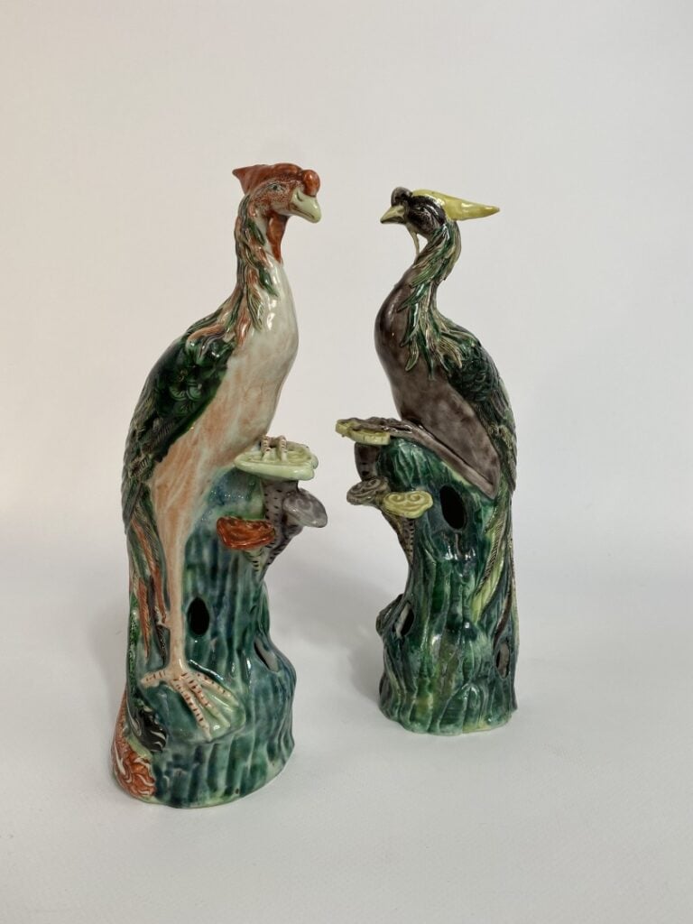 CHINE, XXe siècle - Paire de phénix stylisés en porcelaine émaillée polychrome,…