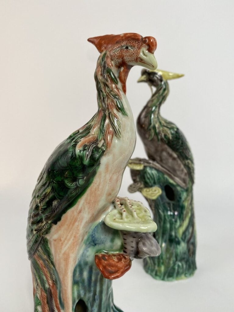 CHINE, XXe siècle - Paire de phénix stylisés en porcelaine émaillée polychrome,…