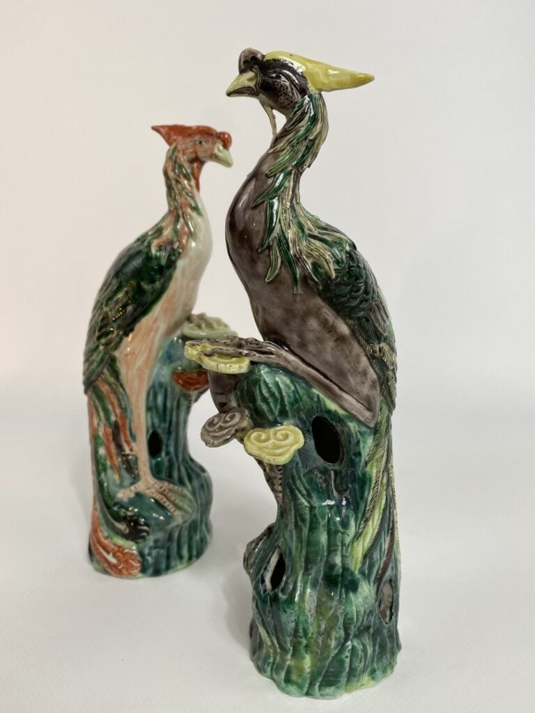 CHINE, XXe siècle - Paire de phénix stylisés en porcelaine émaillée polychrome,…