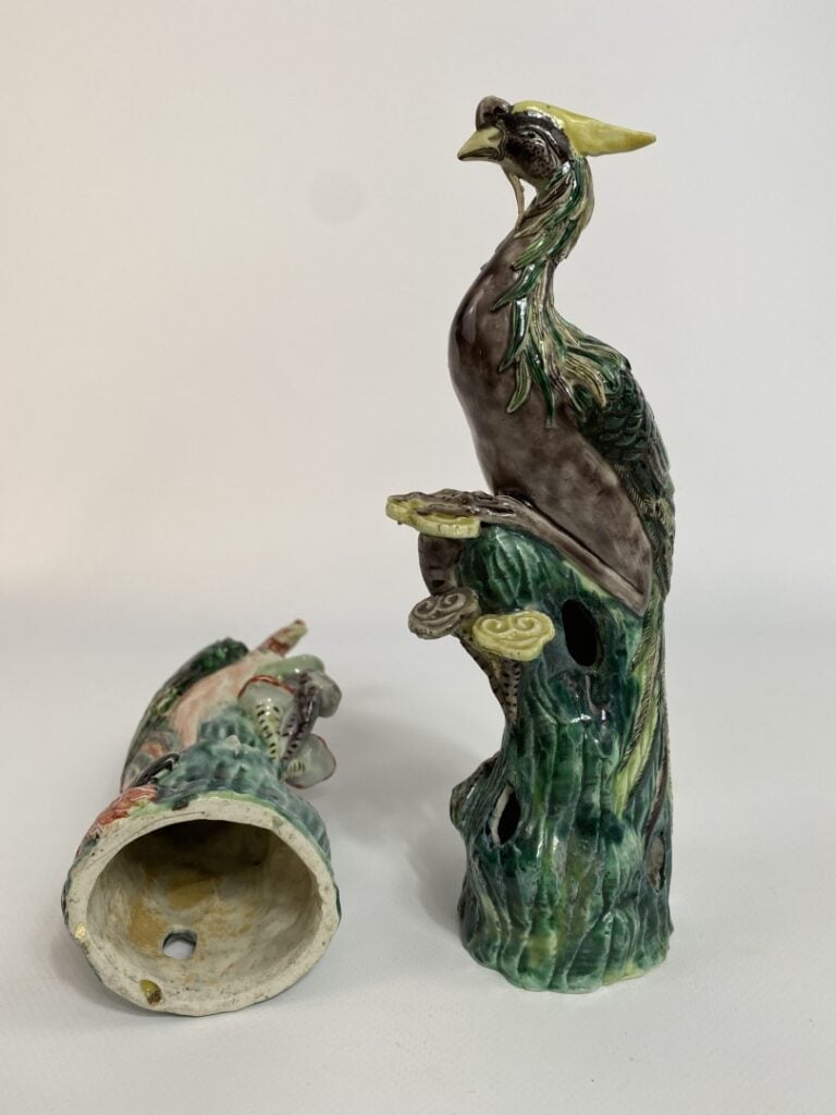 CHINE, XXe siècle - Paire de phénix stylisés en porcelaine émaillée polychrome,…
