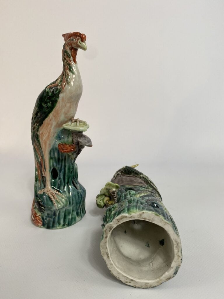 CHINE, XXe siècle - Paire de phénix stylisés en porcelaine émaillée polychrome,…