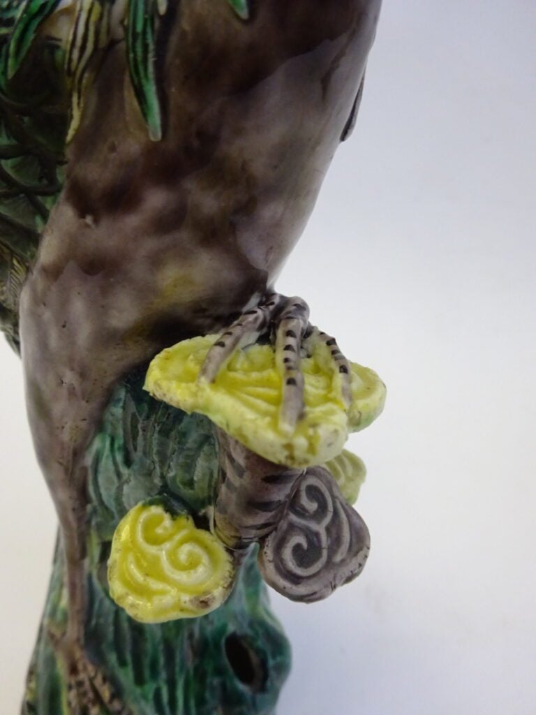 CHINE, XXe siècle - Paire de phénix stylisés en porcelaine émaillée polychrome,…
