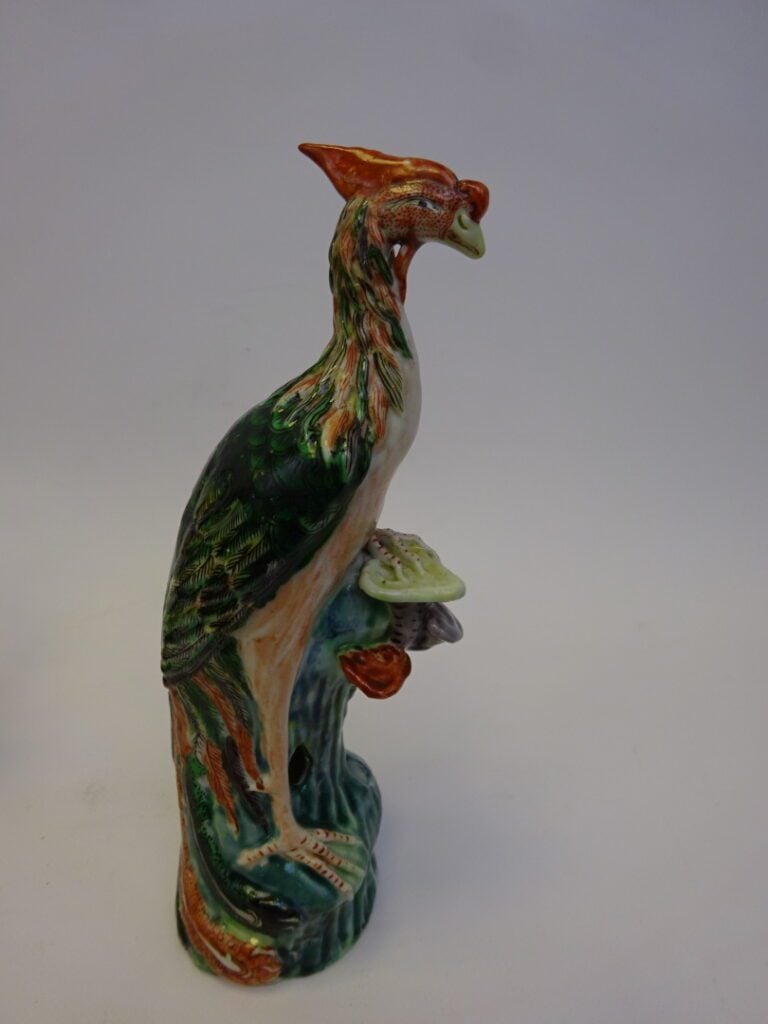 CHINE, XXe siècle - Paire de phénix stylisés en porcelaine émaillée polychrome,…