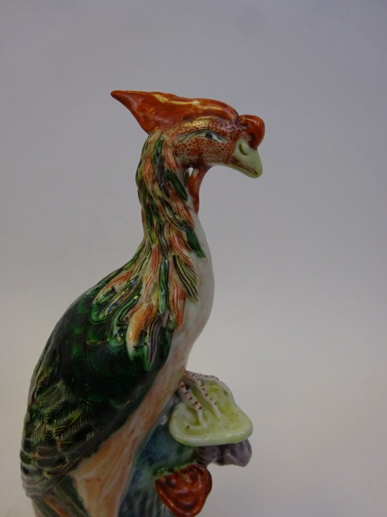 CHINE, XXe siècle - Paire de phénix stylisés en porcelaine émaillée polychrome,…
