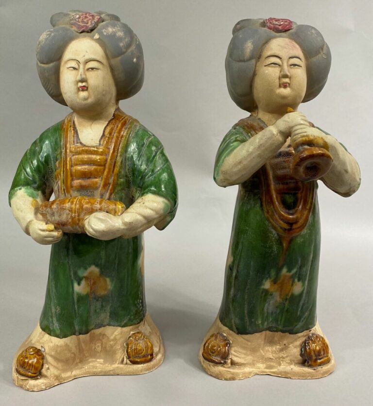 CHINE, XXe siècle - Paire de sujets en terre cuite émaillée dite "Sancai" figur…