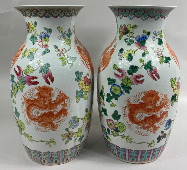 CHINE, XXe siècle - Paire de vases balustres en porcelaine émaillée dans le goû…
