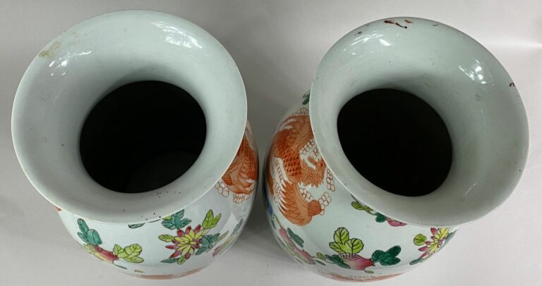 CHINE, XXe siècle - Paire de vases balustres en porcelaine émaillée dans le goû…