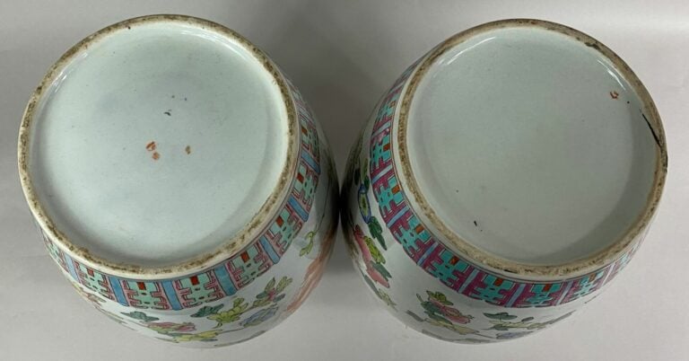 CHINE, XXe siècle - Paire de vases balustres en porcelaine émaillée dans le goû…