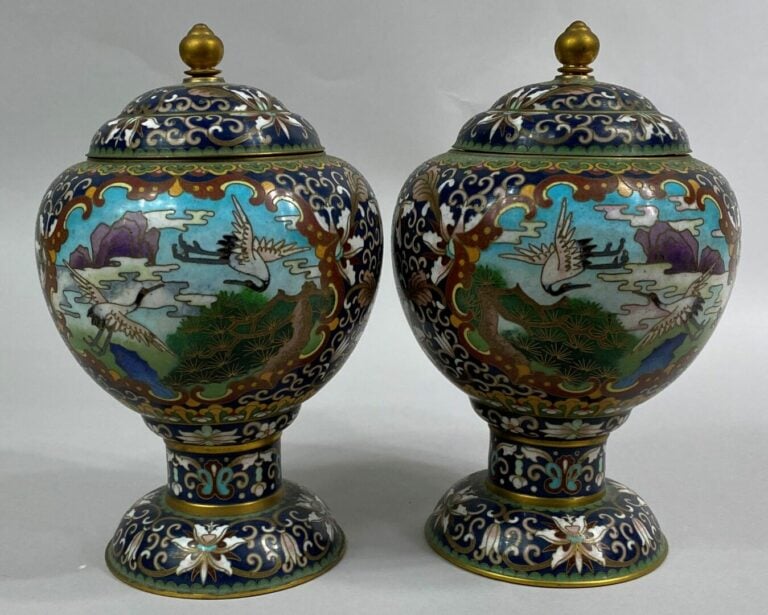 CHINE, XXe siècle - Paire de vases couverts sur piédouche en émaux cloisonnés.…