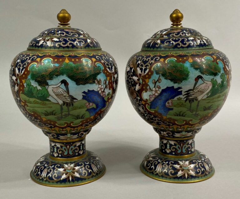 CHINE, XXe siècle - Paire de vases couverts sur piédouche en émaux cloisonnés.…