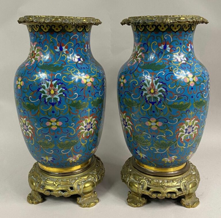 CHINE, XXe siècle - Paire de vases en bronze et émaux cloisonnés à décor de fle…