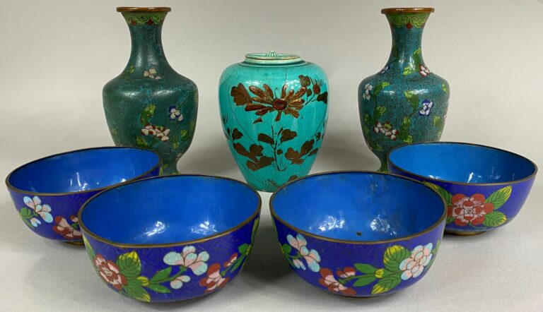 CHINE, XXe siècle - Paire de vases en émaux cloisonnés sur fond bleu aux fleurs…