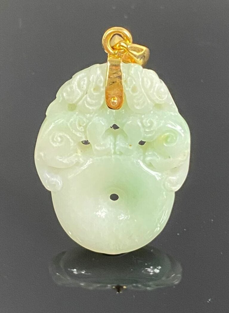 CHINE, XXe siècle - Pendentif à monture en or jaune 14K orné d'un petit disque…
