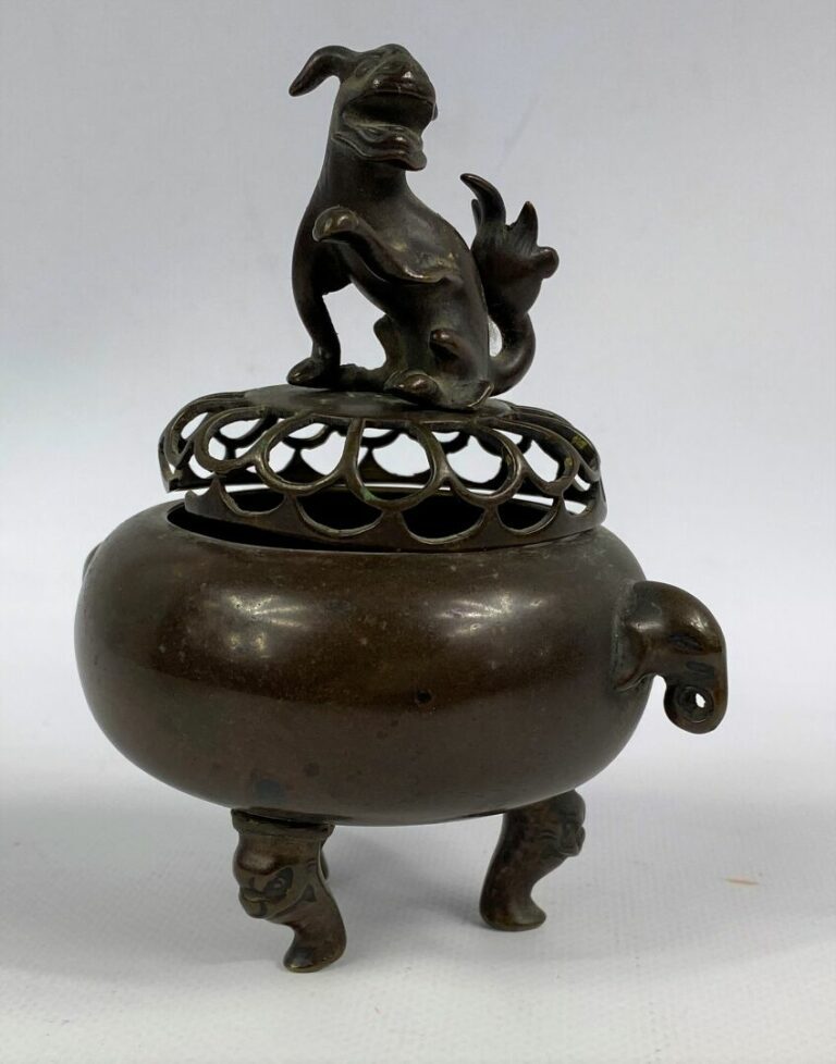 CHINE, XXe siècle - Petit-brûle parfum en bronze à couvercle ajouré surmonté d'…