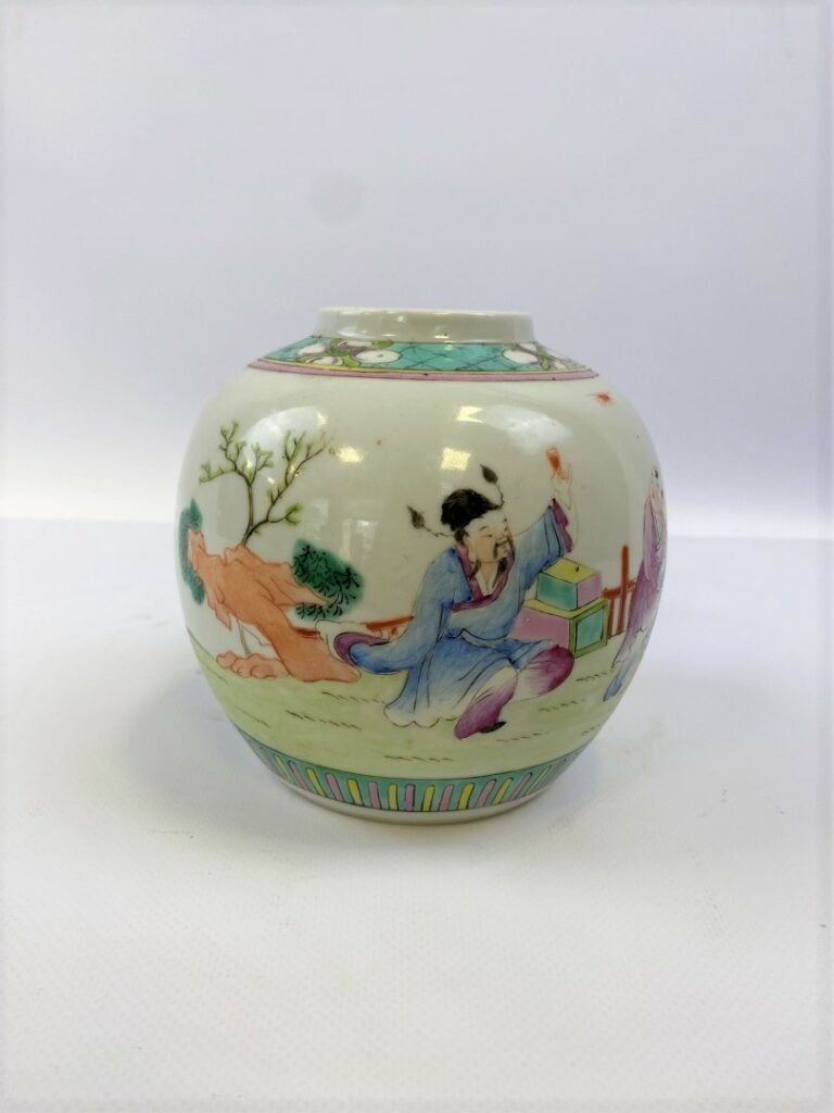 CHINE, XXe siècle - Petit pot à gingembre en porcelaine et émaux polychromes -…