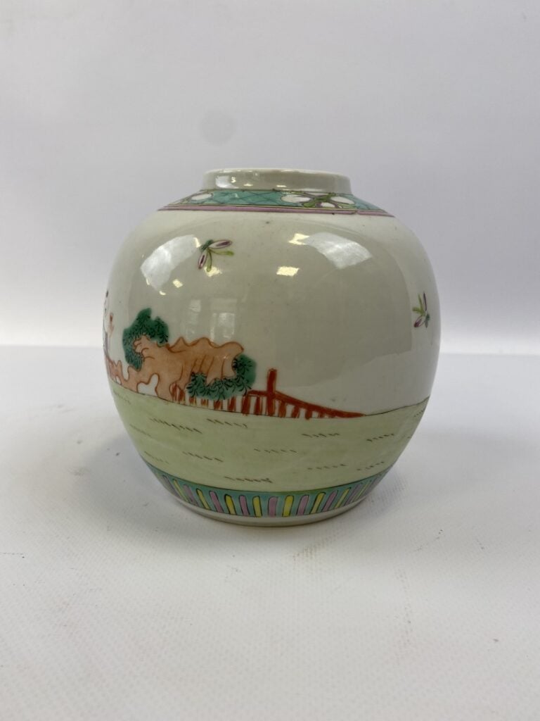 CHINE, XXe siècle - Petit pot à gingembre en porcelaine et émaux polychromes -…