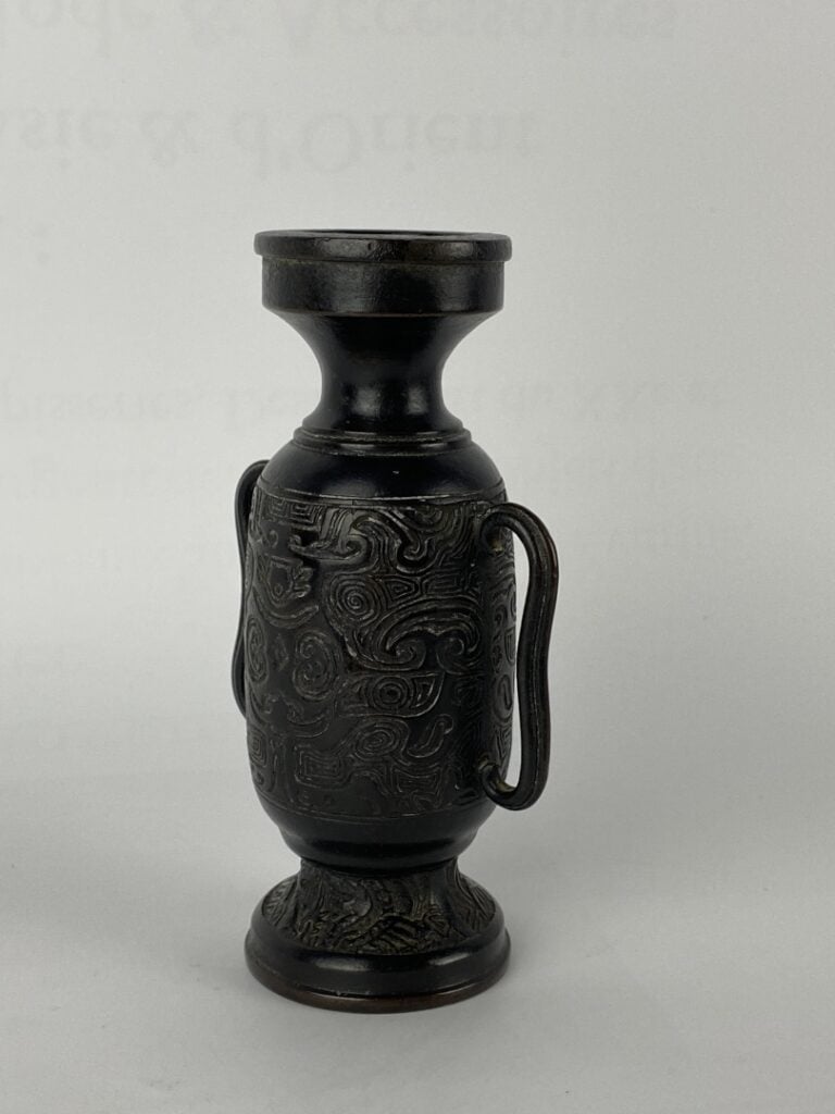 CHINE, XXe siècle - Petit vase archaïque en bronze - Chine - Décor de masques e…