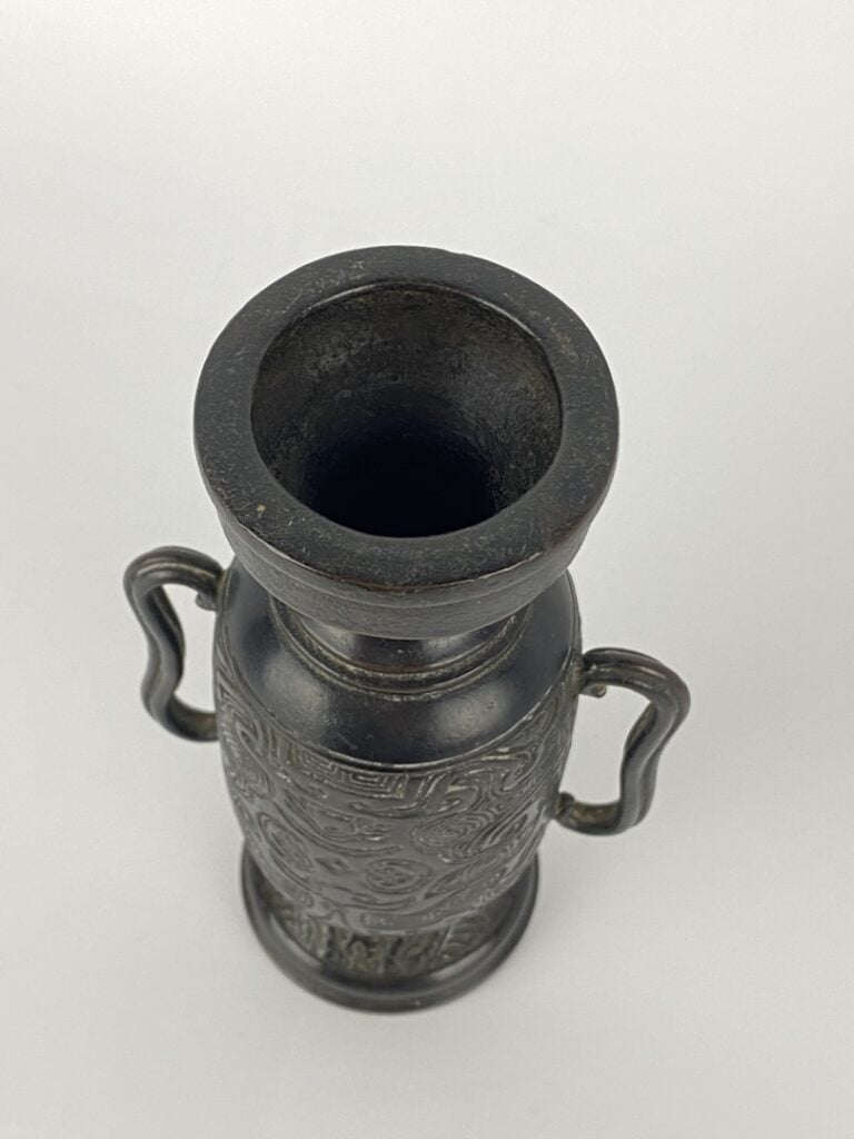 CHINE, XXe siècle - Petit vase archaïque en bronze - Chine - Décor de masques e…