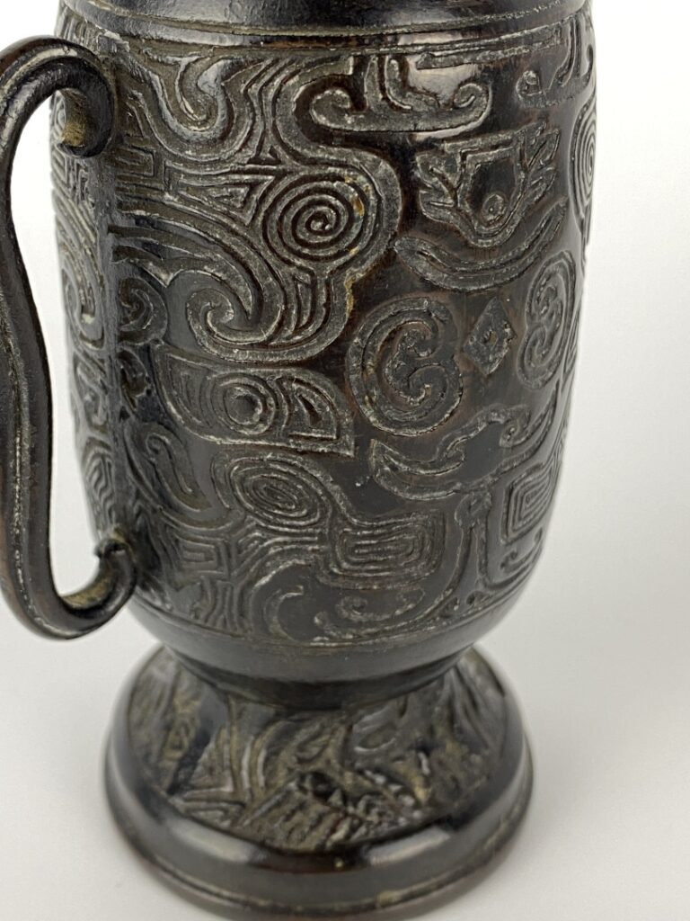 CHINE, XXe siècle - Petit vase archaïque en bronze - Chine - Décor de masques e…