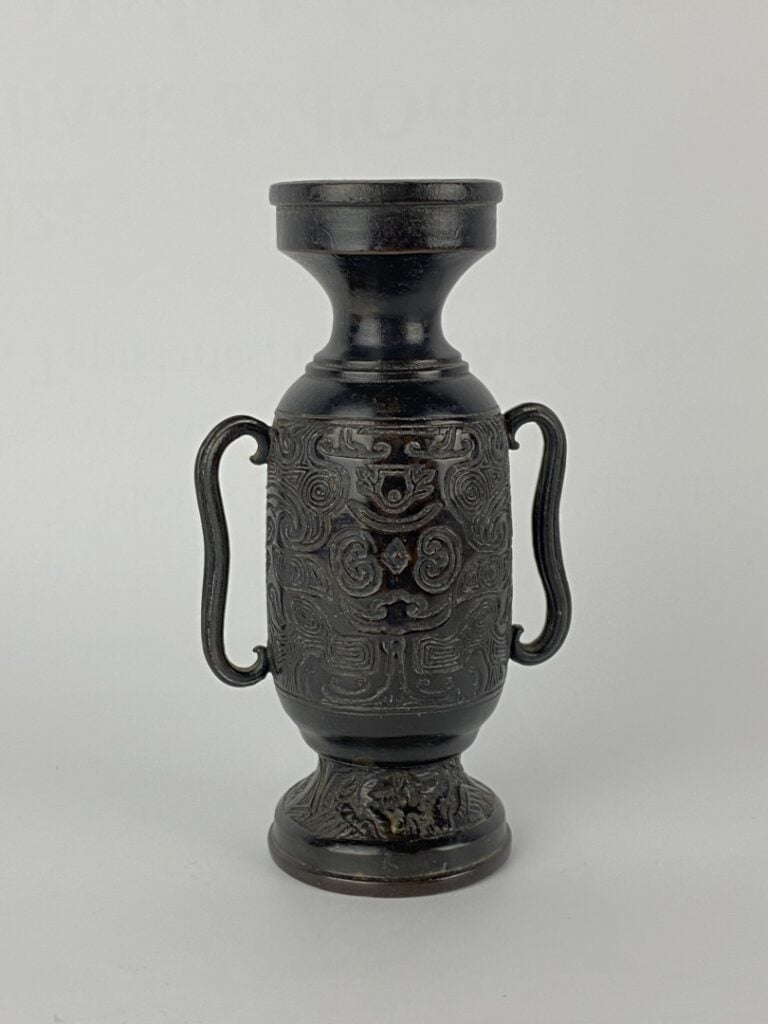CHINE, XXe siècle - Petit vase archaïque en bronze - Chine - Décor de masques e…