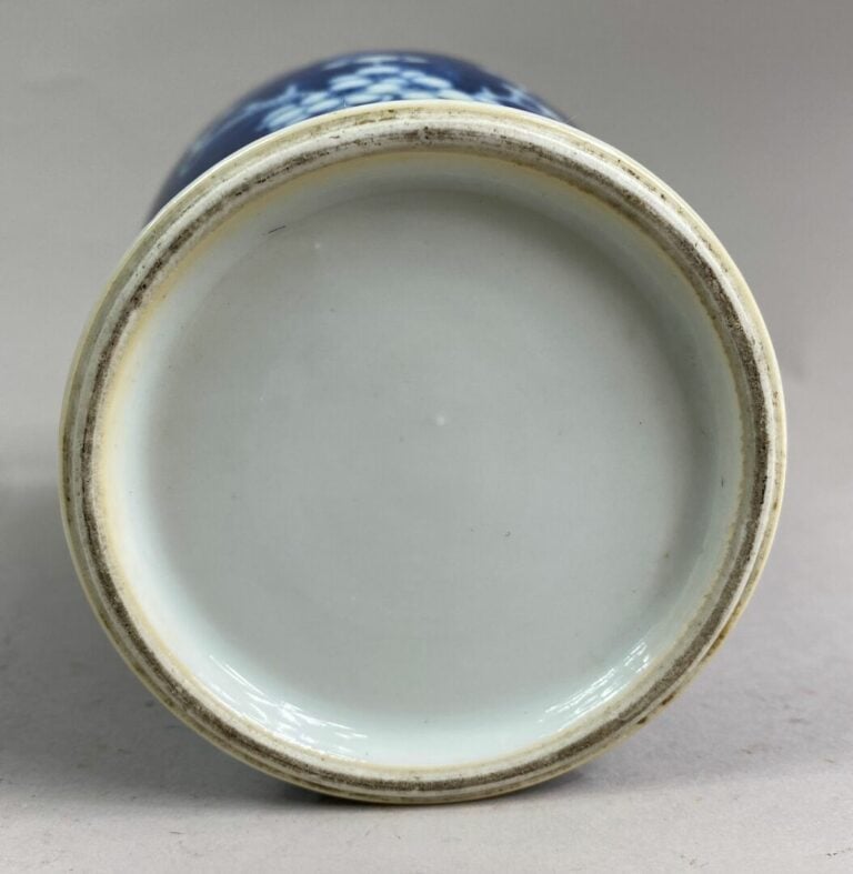 CHINE, XXe siècle - Petit vase balustre en céramique à décor blanc sur fond ble…