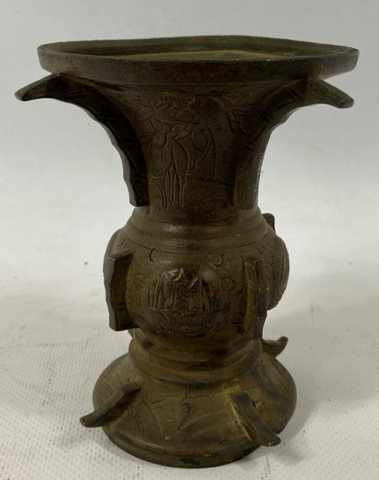 CHINE, XXe siècle - Petit vase gu en bronze, la partie centrale renflée, à déco…