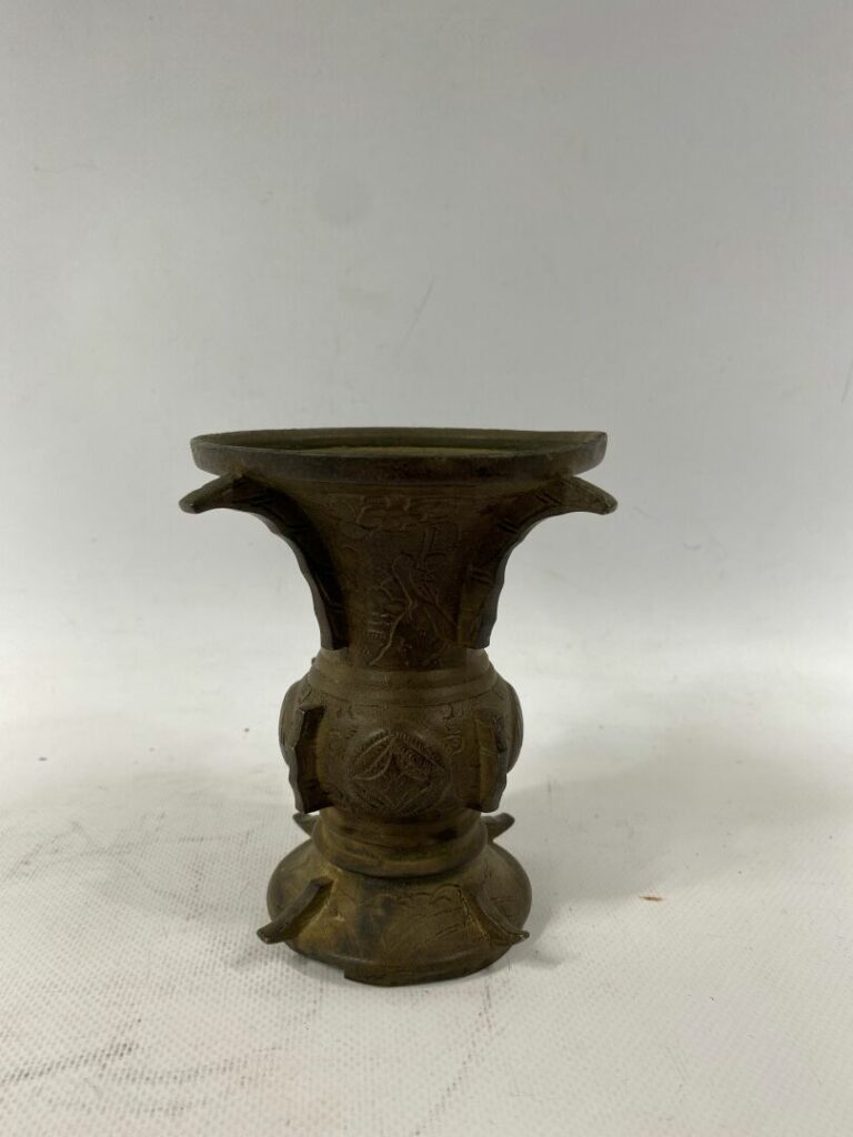 CHINE, XXe siècle - Petit vase gu en bronze, la partie centrale renflée, à déco…