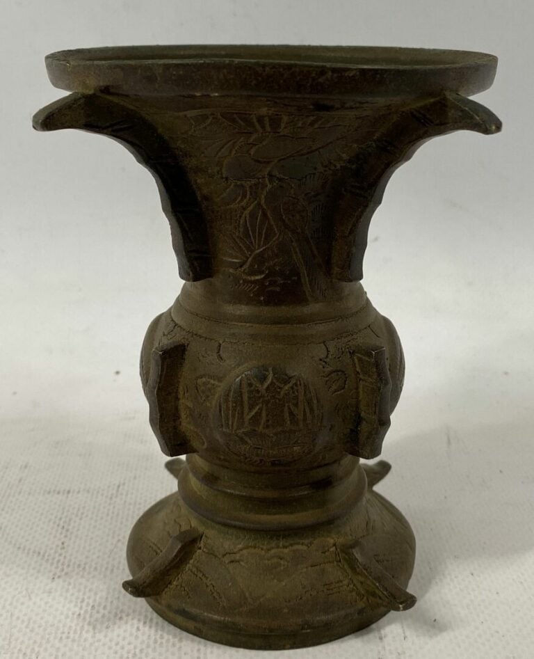 CHINE, XXe siècle - Petit vase gu en bronze, la partie centrale renflée, à déco…