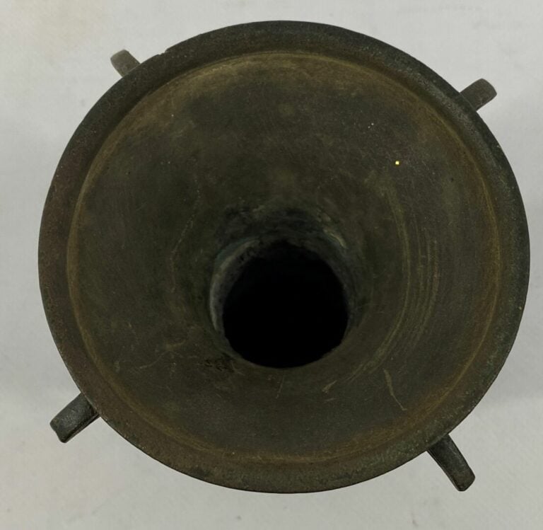CHINE, XXe siècle - Petit vase gu en bronze, la partie centrale renflée, à déco…