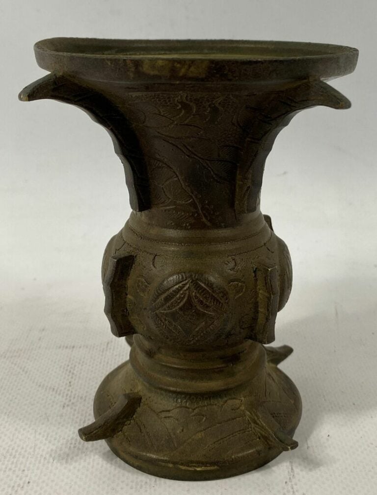 CHINE, XXe siècle - Petit vase gu en bronze, la partie centrale renflée, à déco…