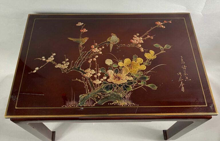 CHINE, XXe siècle - Petite table de forme carrée en bois laqué à décor d'oiseau…