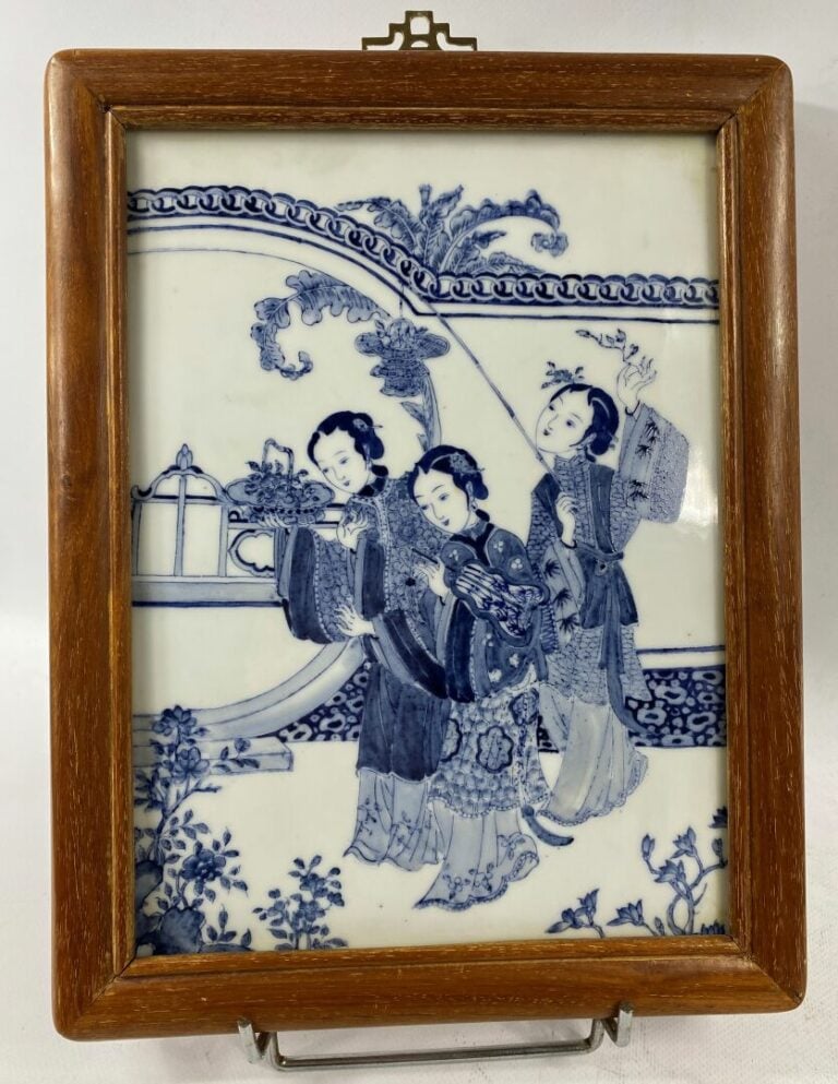 CHINE, XXe siècle - Plaque rectangulaire en porcelaine bleu blanc à décor de tr…