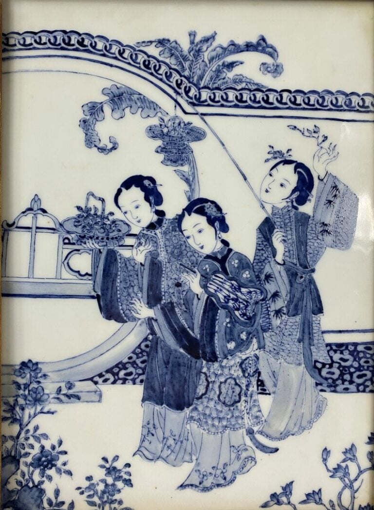 CHINE, XXe siècle - Plaque rectangulaire en porcelaine bleu blanc à décor de tr…