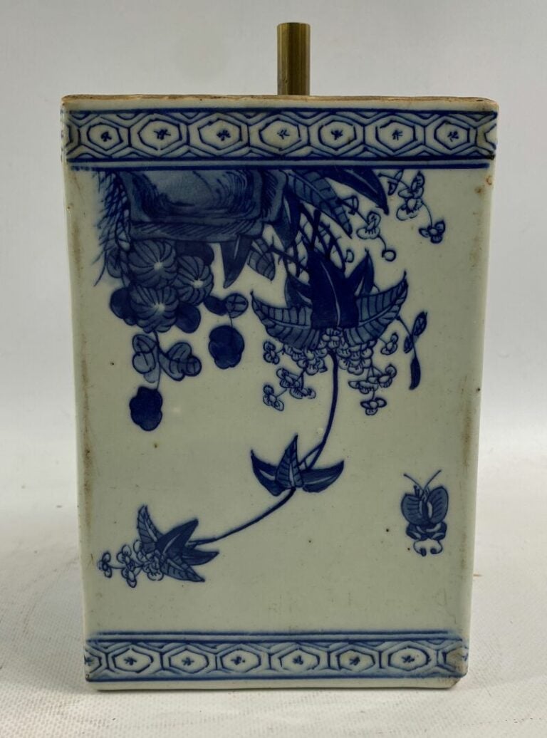 CHINE, XXe siècle - Plaque rectangulaire en porcelaine bleu blanc à décor de tr…