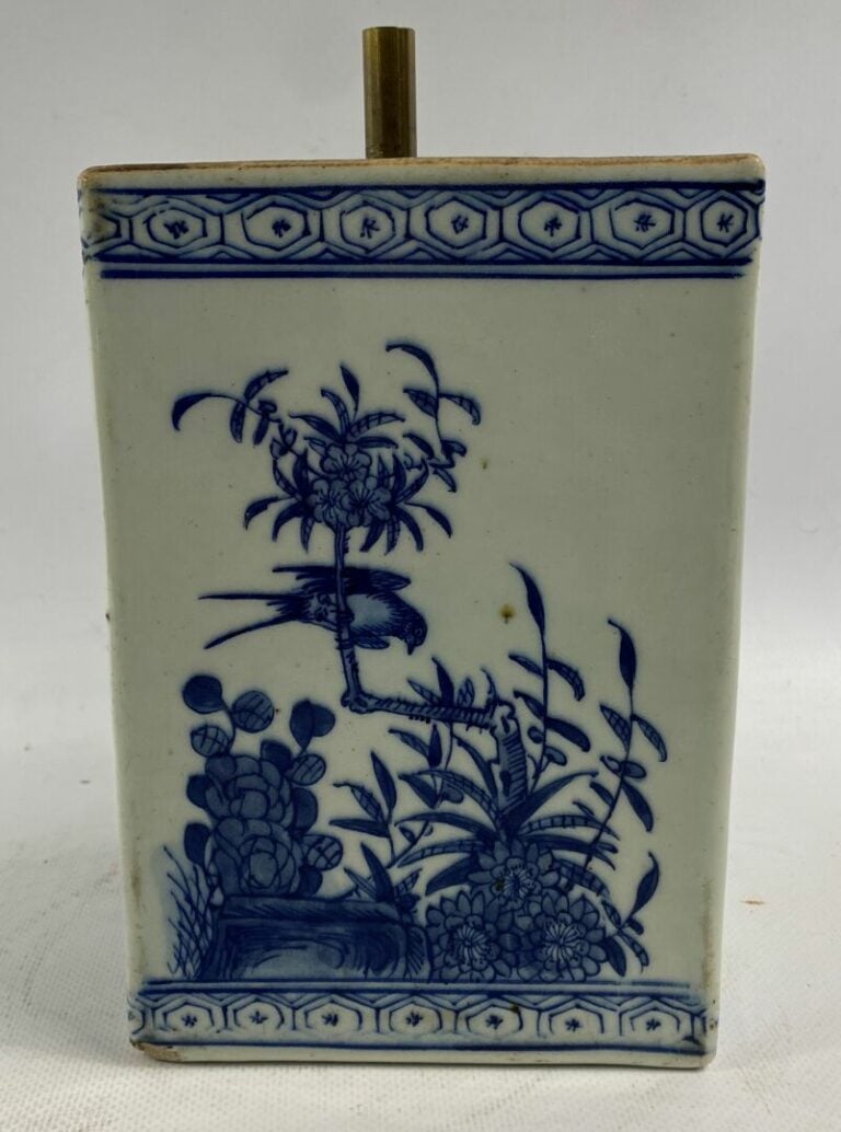 CHINE, XXe siècle - Plaque rectangulaire en porcelaine bleu blanc à décor de tr…