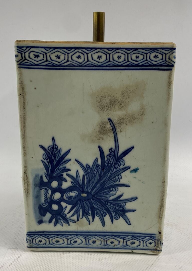 CHINE, XXe siècle - Plaque rectangulaire en porcelaine bleu blanc à décor de tr…